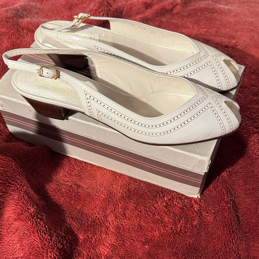 Vintage Bruno Magli White Leather Peep-Toe Slingback low heels never worn. - Picture 2 of 6